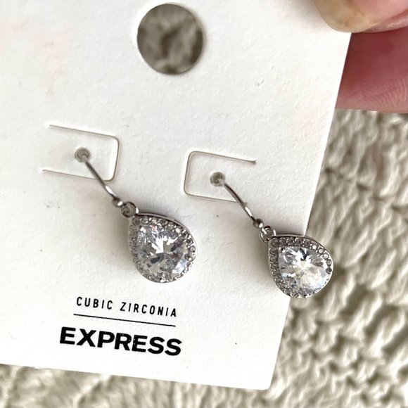 🌺 SOLD 🌺 NWT Silver Faux Diamond Earrings - Picture 3 of 7